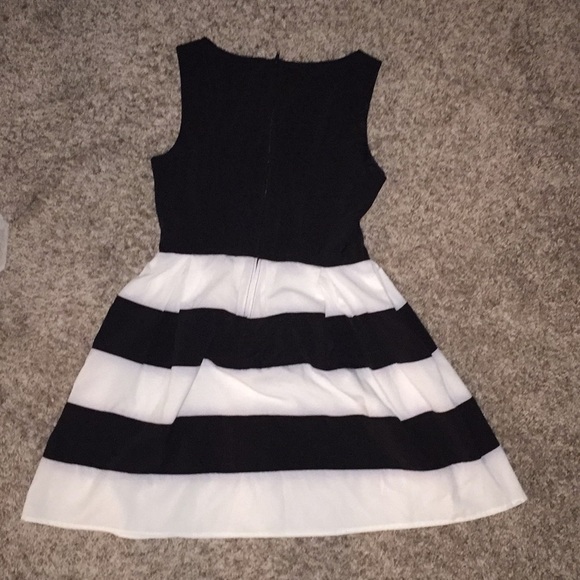 Black and white fit and flare dress - Picture 2 of 5